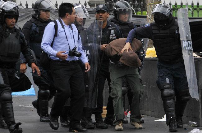 Enfrentamientos dejan 31 manifestantes detenidos; ninguno es maestro