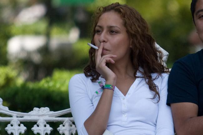 Las mujeres corren más riesgo de padecer cáncer por fumar, revela UNAM