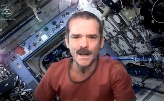 Astronauta se despide del espacio con su propia versión de”Space Oddity” de  Bowie