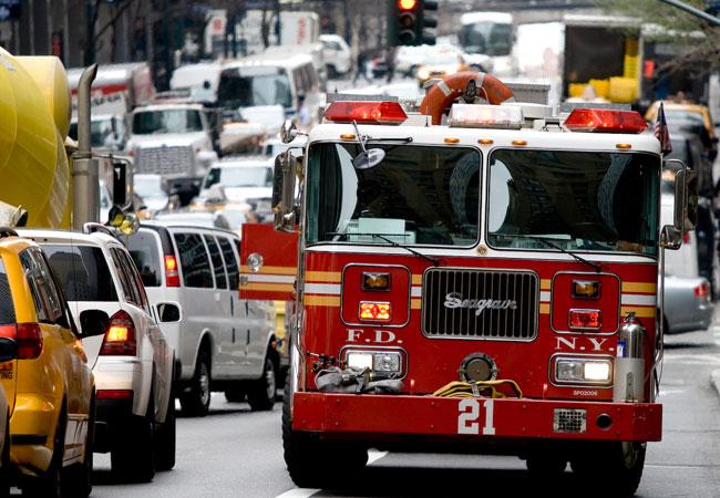 Mueren baleados 2 bomberos que combatían incendio en NY