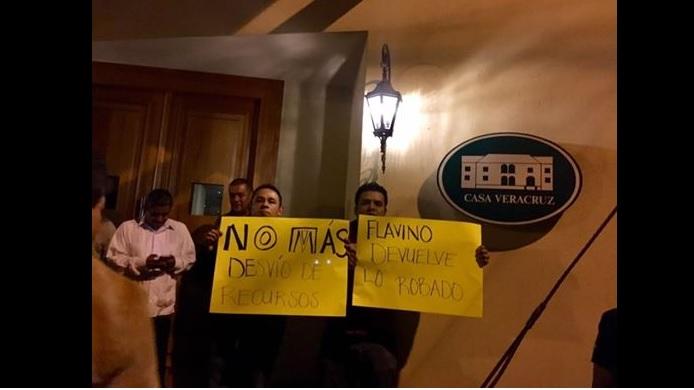 Alcaldes toman Casa Veracruz tras reunión sin acuerdos con el gobernador interino