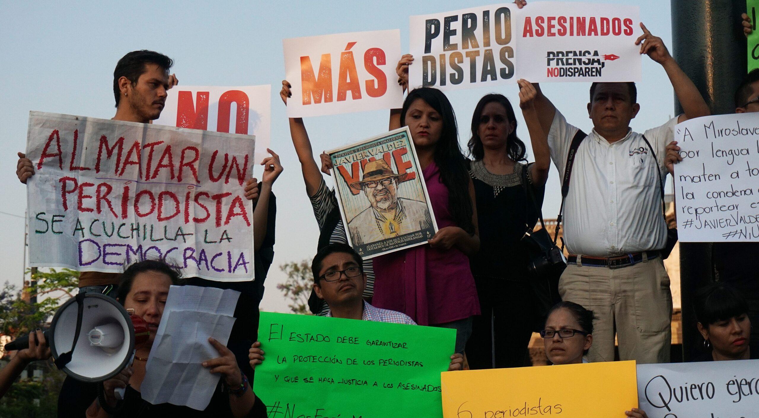 Periodistas exigen información sobre el asesinato de Valdez; fiscal la niega y defiende secrecía