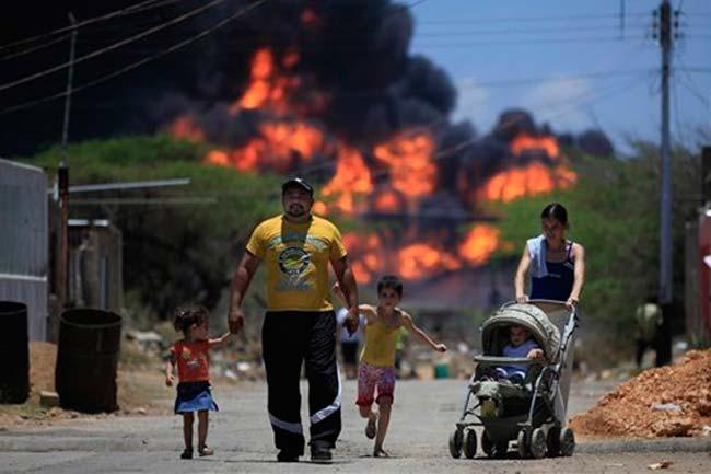 Se agrava incendio de refinería en Venezuela; van 48 muertos