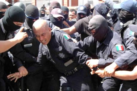 Detienen a policías de Apodaca por presuntos nexos con el narco