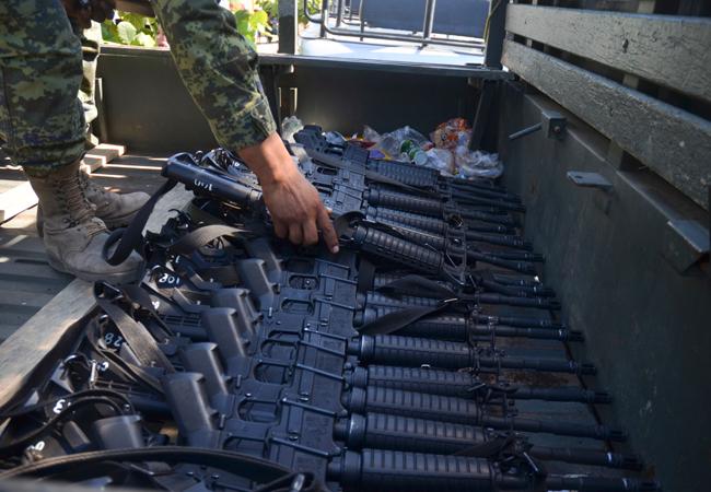 Sedena quita 2 mil 300 armas a policías municipales de Michoacán
