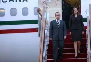 Le tocan a Calderón “Las golondrinas”(con iPod) en el avión presidencial