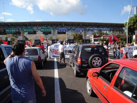 Maestros protestan en caseta de autopista Oaxaca-México