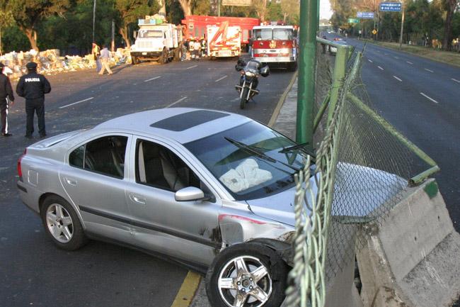 Choque en Circuito Interior provoca caos