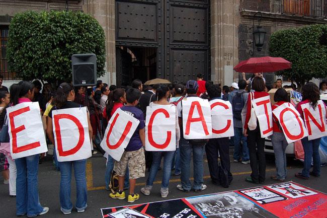 Ambulantaje y oficios, opción para jóvenes rechazados del bachillerato: SEP