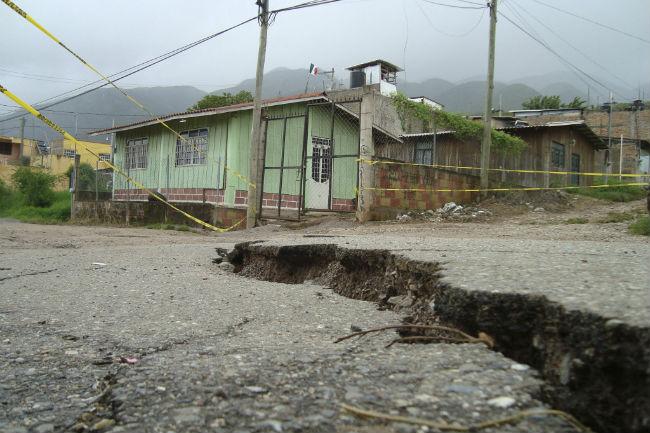 Grieta de más de un kilómetro daña cimientos en Guerrero