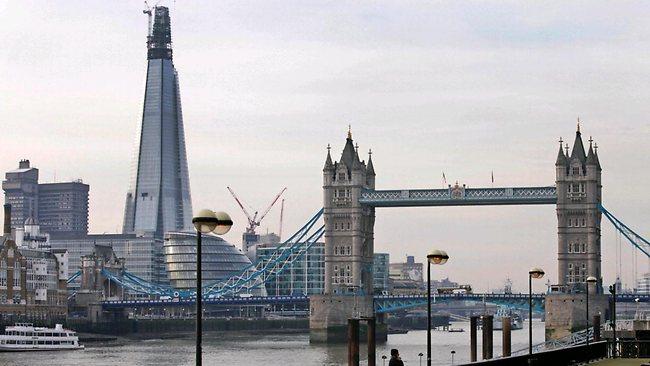 Greenpeace escala el edificio más alto de Europa