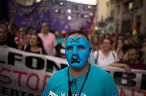 “Ley mordaza” en España: tuitear y apoyar protestas en redes sociales se castigará