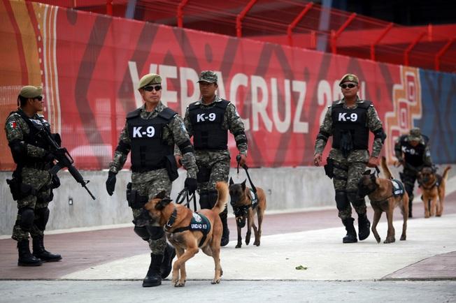 Policías resguardan estadio en Veracruz por inauguración de Juegos Centroamericanos