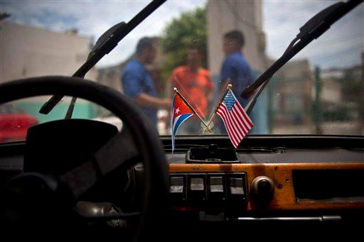 Profesionistas cubanos siguen huyendo del país pese a la apertura política con EU