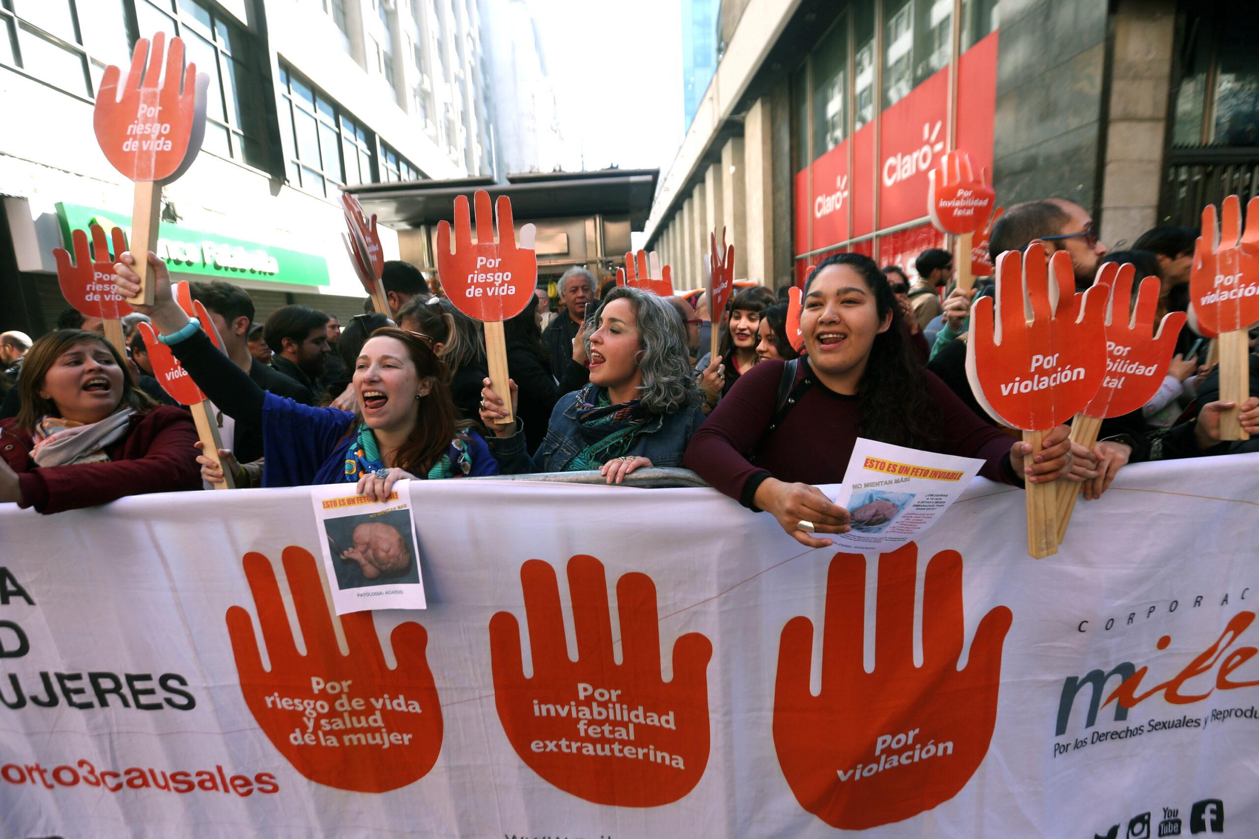 Tras dos años de lucha, se promulga la ley que despenaliza el aborto en Chile