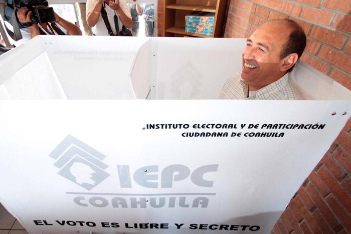 Entregan constancia de mayoría a Rubén Moreira en Coahuila
