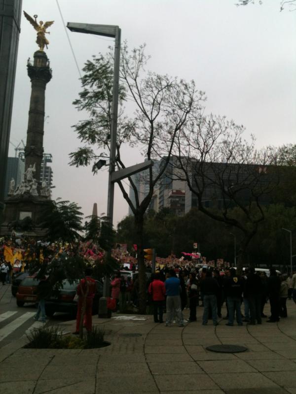 Protestan perredistas en el Ángel; piden respetar acuerdos de candidaturas