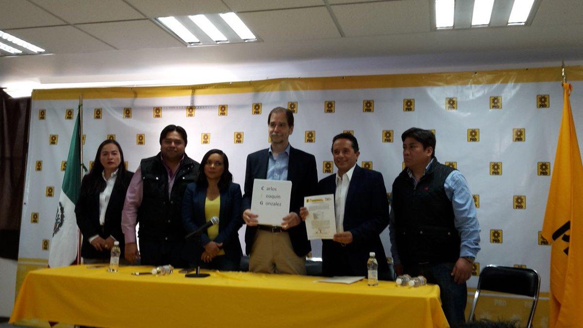 PRD presenta al expriista Carlos Joaquín como precandidato en Quintana Roo