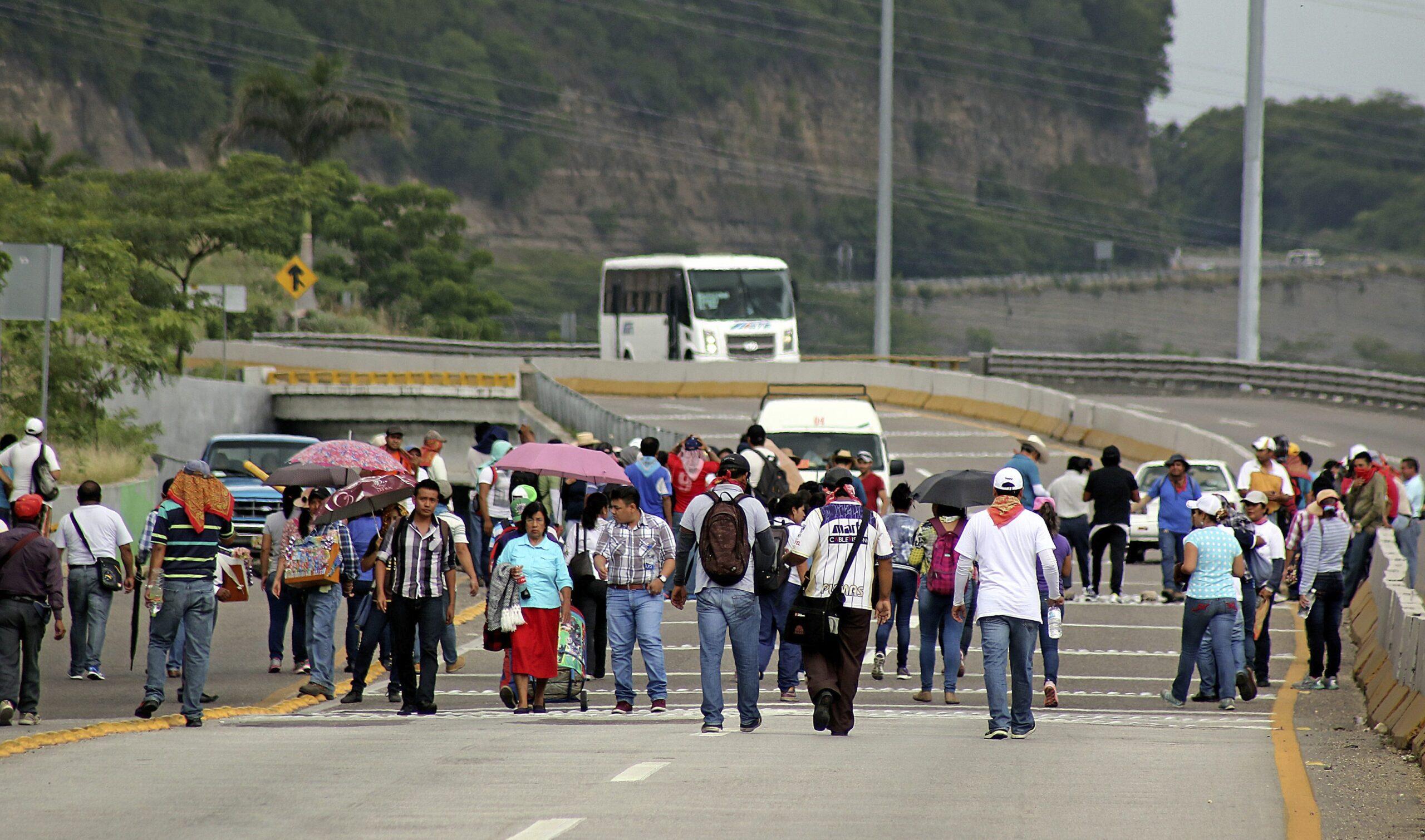 Autoridades despliegan policías federales en Oaxaca para enfrentar bloqueos de maestros