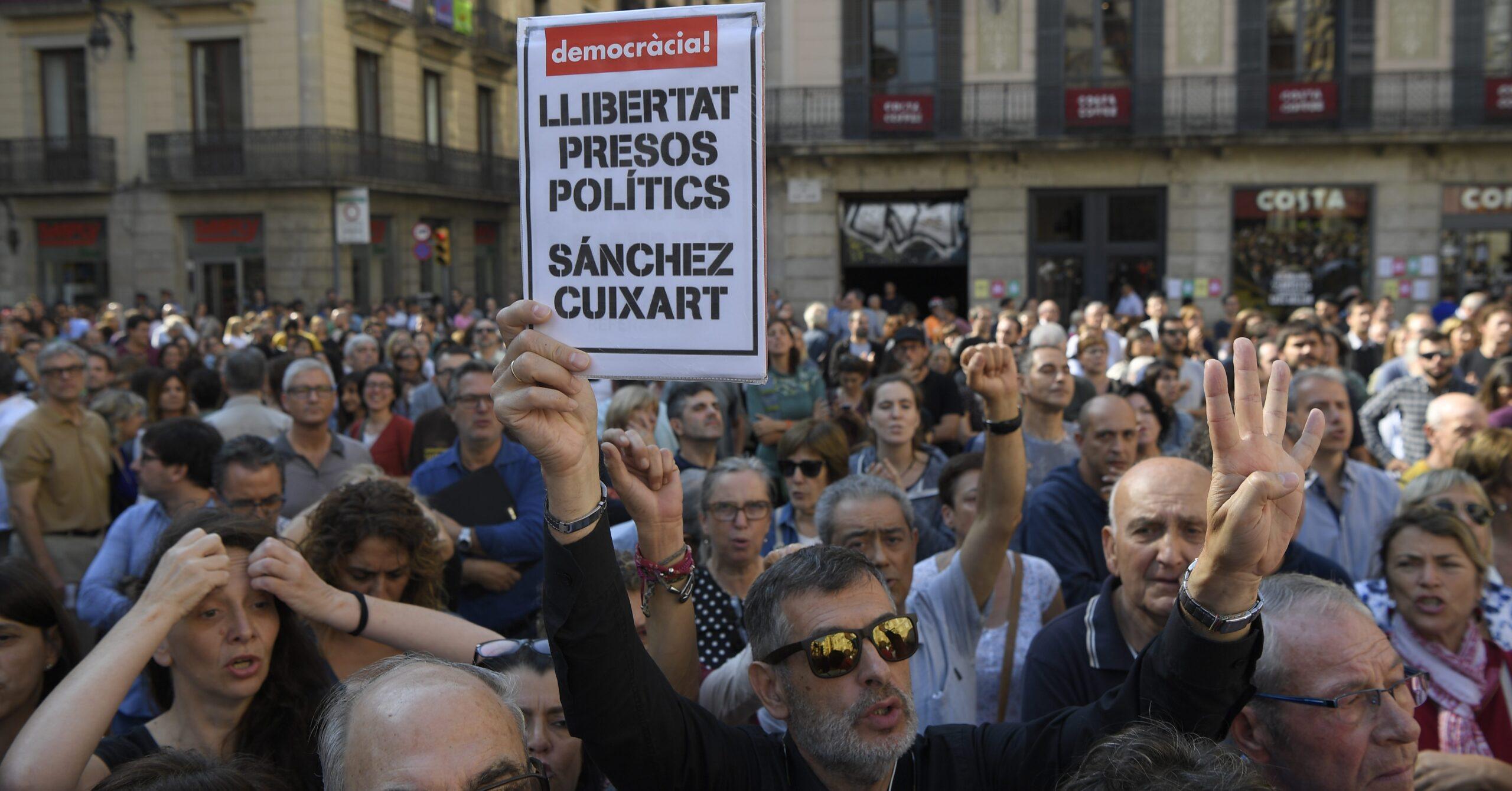 Miles de catalanes protestan contra el encarcelamiento de líderes independentistas