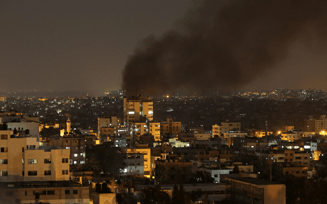 La peor noche de bombardeos israelíes sobre Gaza