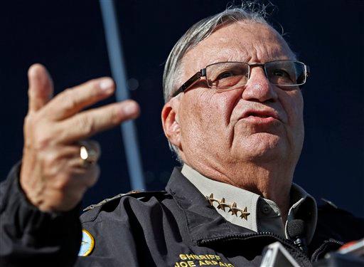 Arpaio es acusado formalmente de desacato penal a la corte