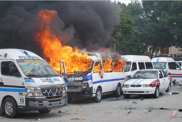 Transportistas se enfrentan en Chilpancingo; queman vehículos y amarran a choferes