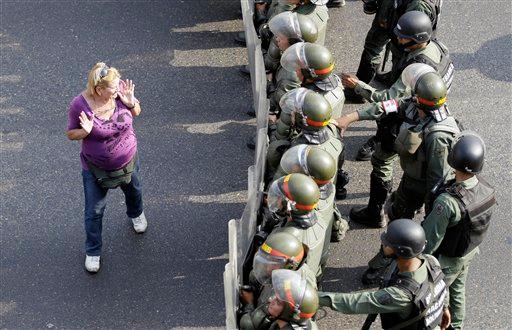 7 muertos en Venezuela; Maduro amenaza y Capriles suspende marcha