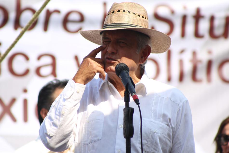 López Obrador cambia spot prohibido por el TEPJF: no habla de 2018, pero critica compra de aviones