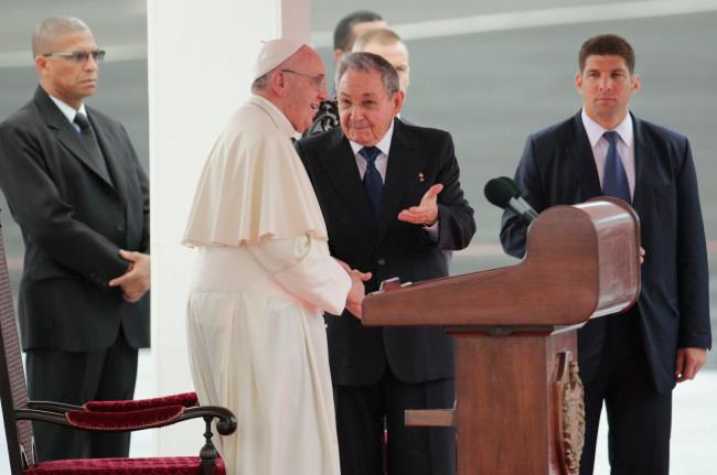 Raúl Castro agradece al Papa su ayuda para normalizar la relación con EU