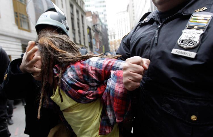 NYPD golpea, desaloja y arresta a indignados de #OccupyWallStreet