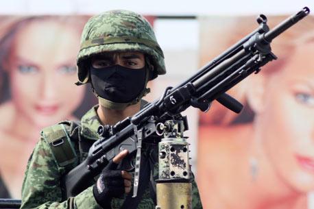 Comando armado roba armas de comandancia de policía en Morelos