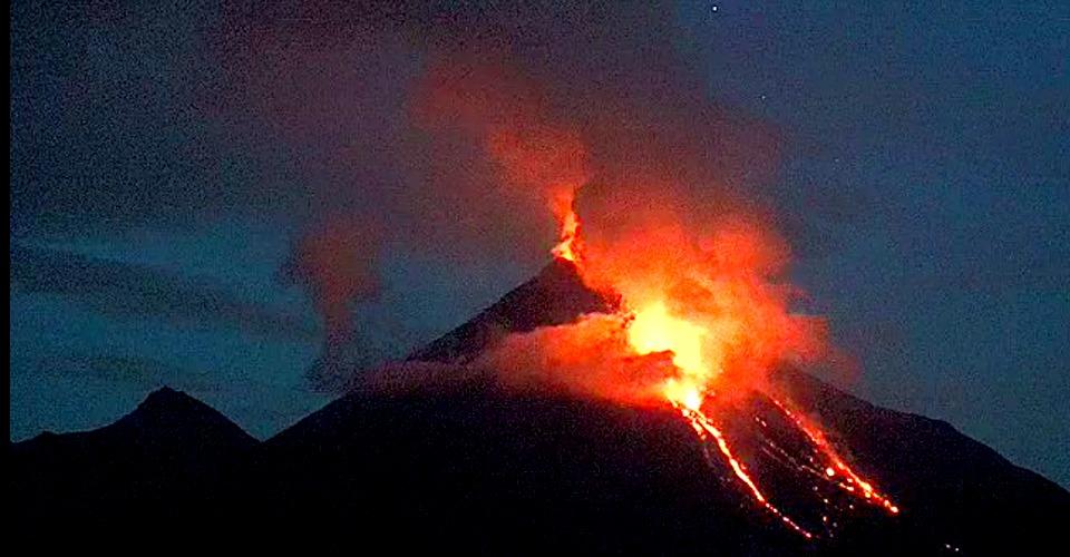 Evacuan dos comunidades por erupción del volcán de Colima