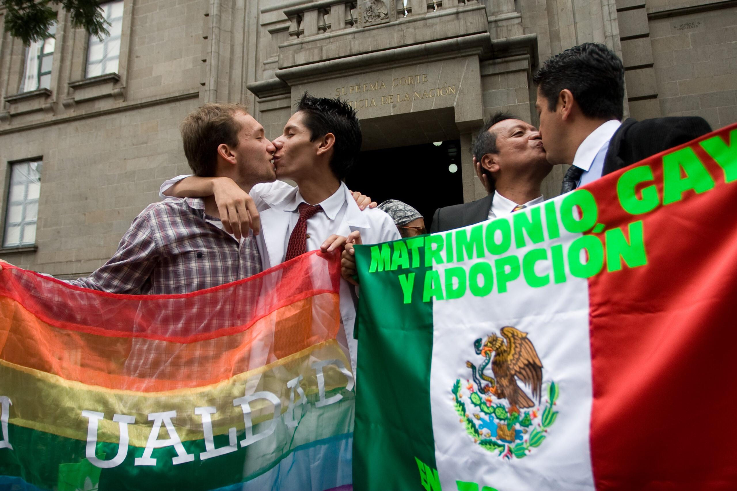 Aumenta el apoyo de mexicanos a que parejas del mismo sexo adopten: Parametría