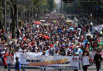 Maestros del SNTE liberan carreteras en Oaxaca