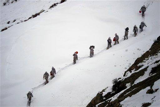 Buscan a 135 personas sepultadas por avalancha de nieve en Pakistán