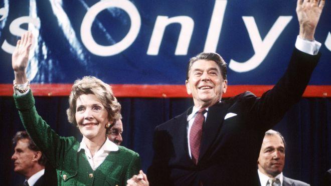 El controvertido legado de Nancy Reagan en la lucha contra el sida que puso en aprietos a Hillary Clinton
