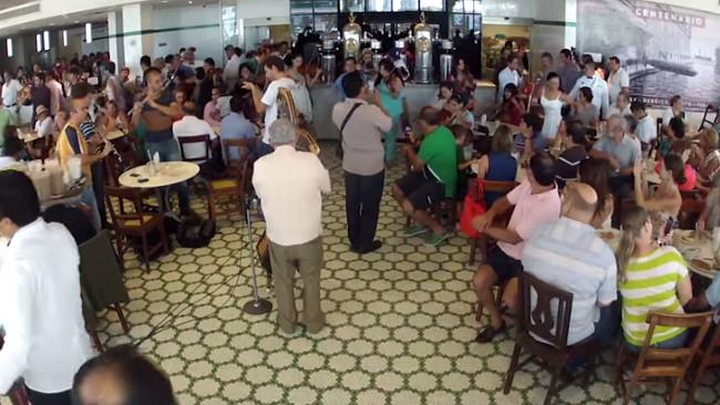 El <i>flashmob</i> de la Orquesta Filarmónica de Boca del Río en el café La Parroquia