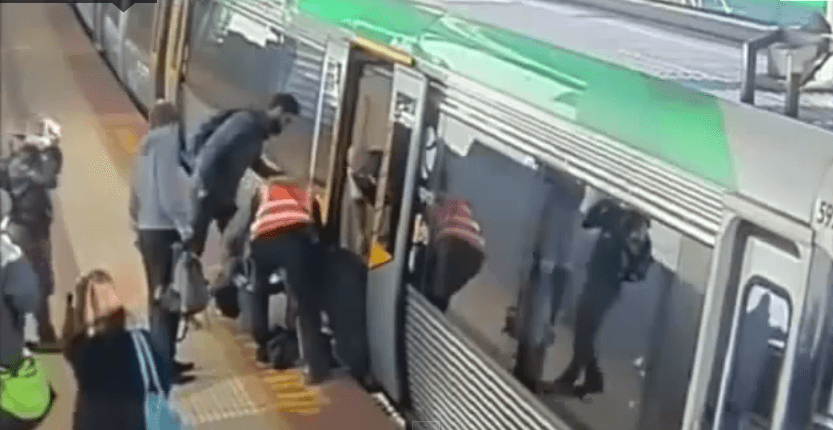 Unen fuerzas para sacar a hombre atrapado en el Metro