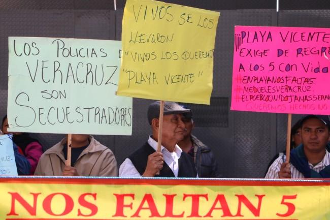 Familiares de jóvenes desaparecidos en Tierra Blanca protestan en SEIDO