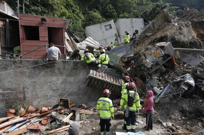 Aumenta la cifra de muertos por deslave de cerro en Guatemala: van 56