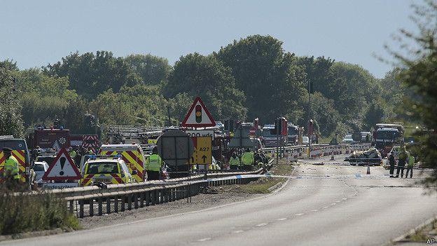 Un avión se estrella contra varios autos en carretera de Inglaterra