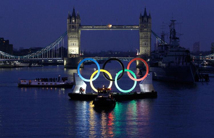 Aros olímpicos flotan sobre el Río Támesis
