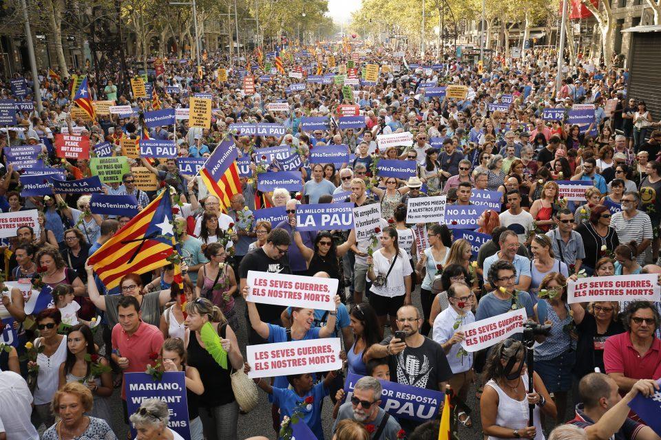 No tenemos miedo: Miles marchan en Barcelona contra el terrorismo (y abuchean al rey de España)