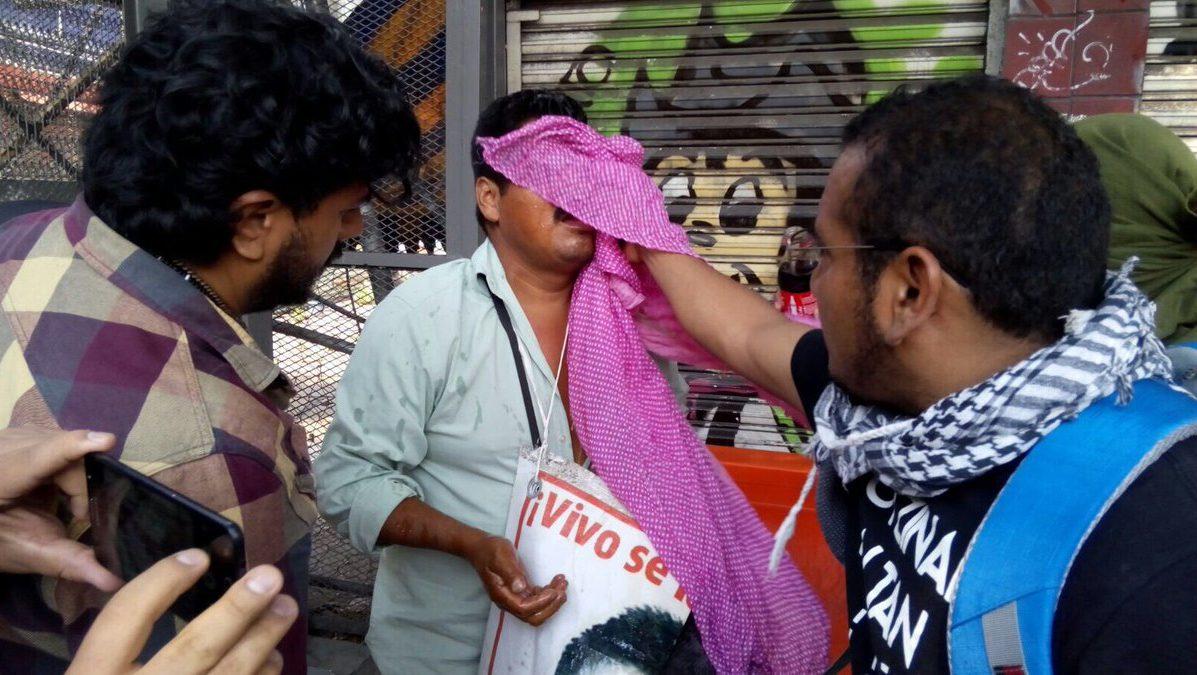 Rocían con gas lacrimógeno a padres de normalistas frente a la Secretaría de Gobernación