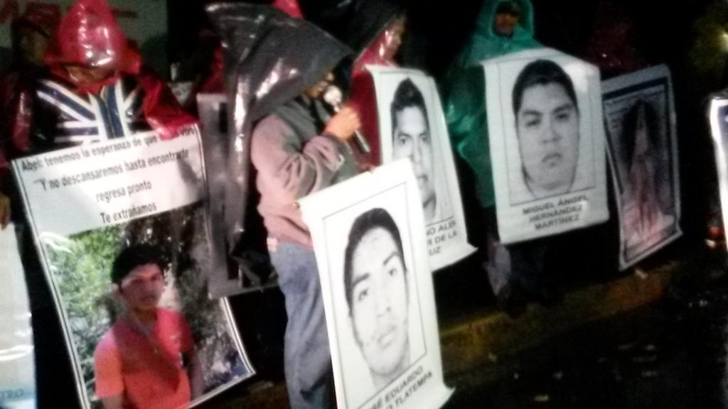 Padres de Ayotzinapa marchan a Los Pinos “contra el olvido”