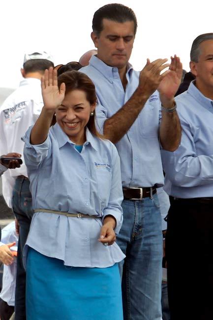 Vázquez Mota por fin pide licencia; buscará ser el <i>gallo</i> del PAN para 2012