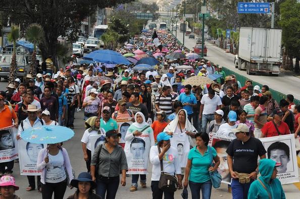 Sin violencia, maestros y estudiantes de Guerrero liberan la Autopista del Sol