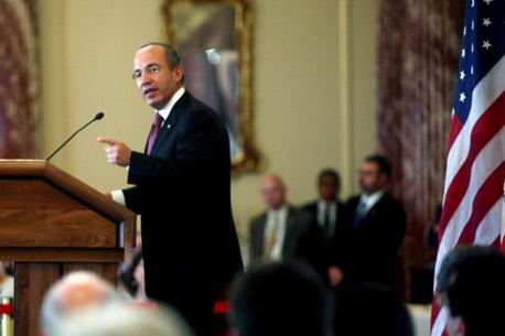 Reportan que Calderón busca puesto <br>en universidades de EU