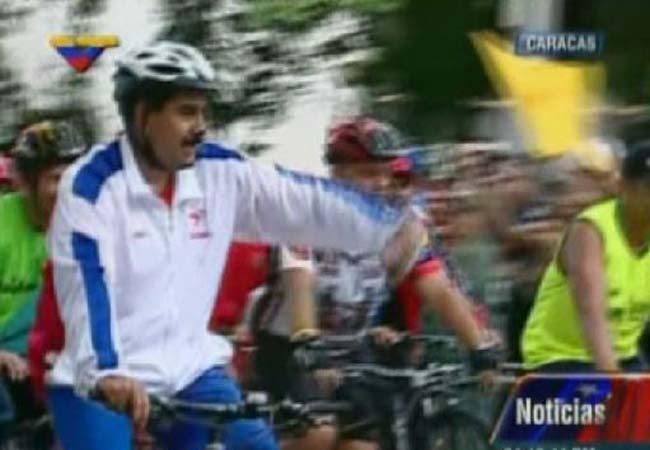Maduro cae de una bicicleta en acto oficial (video)